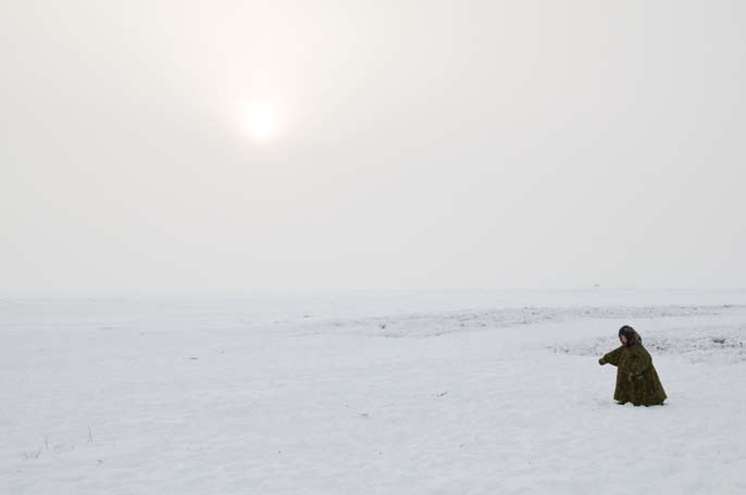 Sasha, 5 ans, joue dans la toundra. Région autonome Nenets. Février 2008.
