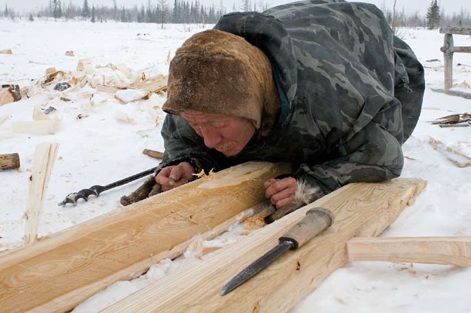 Fabrication d’un traîneau. Péninsule de Yamal. Mars 2008.