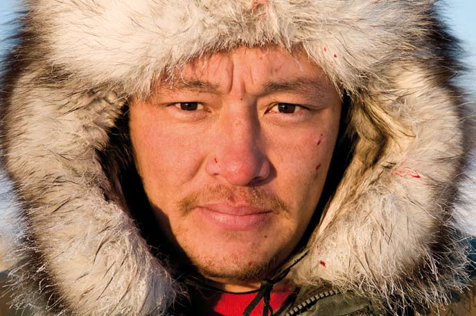 Après le dépeçage d’un renne. Région autonome Nenets. Février 2008.