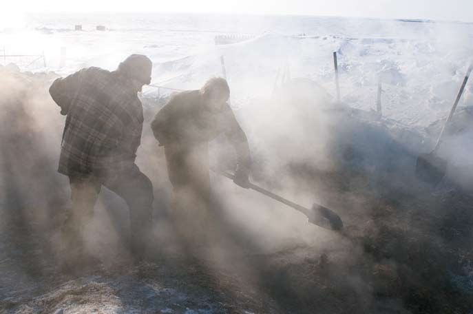 Préparation d’une tombe. Village de Yar Salé. Péninsule de Yamal. Mars 2008.