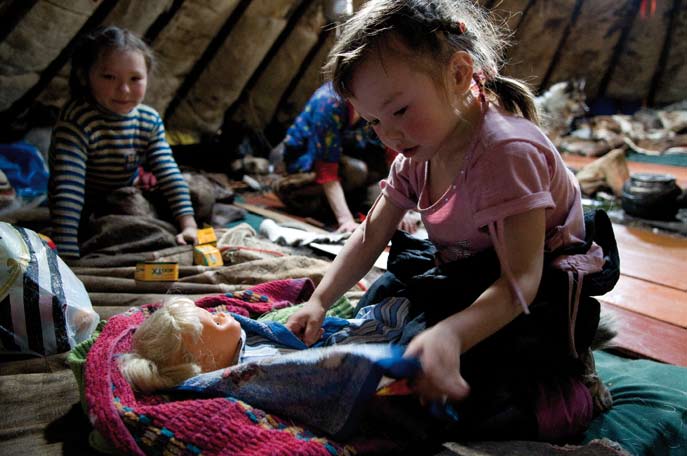 Jeux de petites filles sous le tchoum. Marina et Dasha. Péninsule de Yamal. Mars 2008.