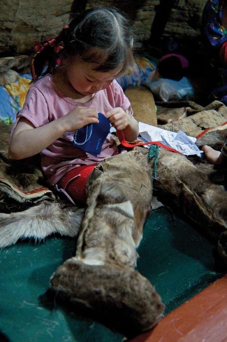 L’apprentissage de la couture. Marina, 4 ans. Péninsule de Yamal. Mars 2008.