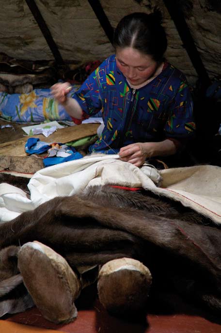 Elena Seratetto, maman de Marina, confectionne un manteau. Péninsule de Yamal. Mars 2008.