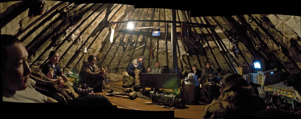 Soirée sous le tchoum d’Alexander Seratetto. Région de Yar Salé. Péninsule de Yamal. Mars 2008.
