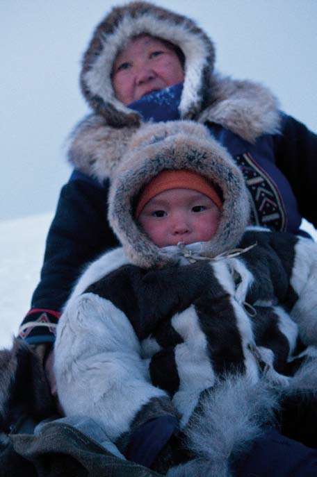 Ludmila et son petit-fils Alexei en traîneau la nuit. Péninsule de Taïmyr. Avril 2008.