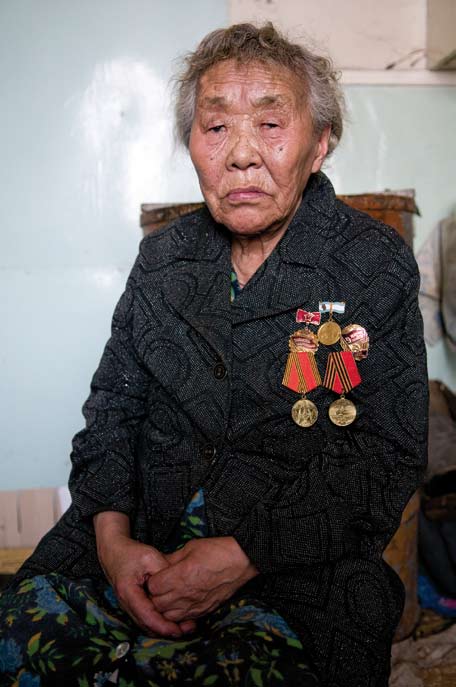 Anna Spiridovna, 84 ans avec ses médailles du travail. Novorybnoye. Péninsule de Taïmyr. Avril 2008.