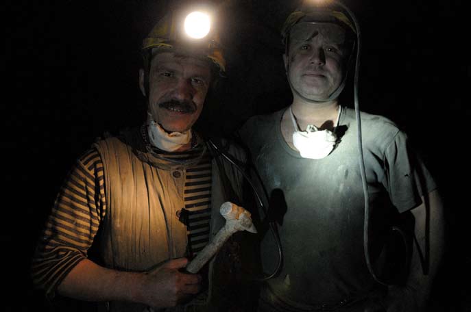 Les frères Sasha et Yuri Gusar à moins 800 mètres sous terre. Mine d’Oktyabrskiy. Mai 2008.