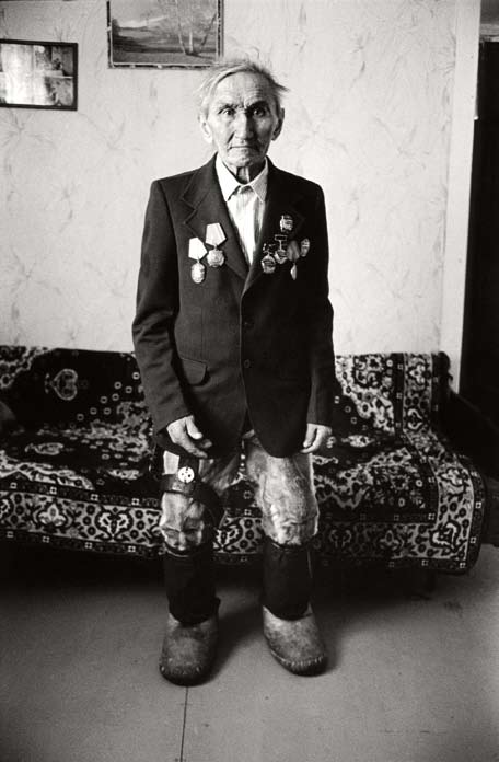 Nikolaï Dimitrievitch Antonov, 75 ans, fier de ses médailles du travail. Novorybnoye. Péninsule de Taïmyr. Mai 2008.