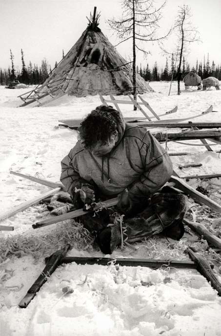 Fabrication d’un traîneau. Péninsule de Yamal, mars 2008.