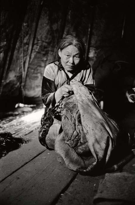 Galina Penkovna se prépare au départ. Péninsule de Yamal. Mars 2008.
