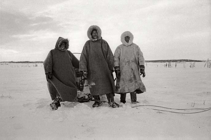 Yeko Khudi, Yura Seratetto, Misha Khudi. Éleveurs de rennes Nenets. Péninsule de Yamal. Mars 2008.