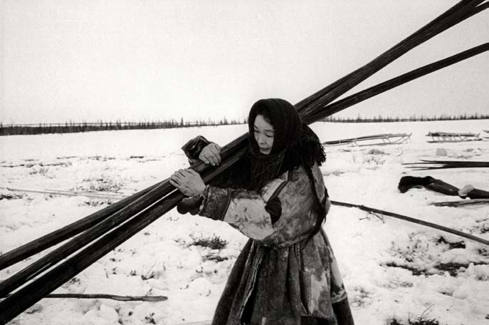 Démontage du tchoum. Péninsule de Yamal. Mars 2008.